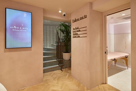 24-08-17_RyanWicks_AstridMiyu-CarnabySt_073